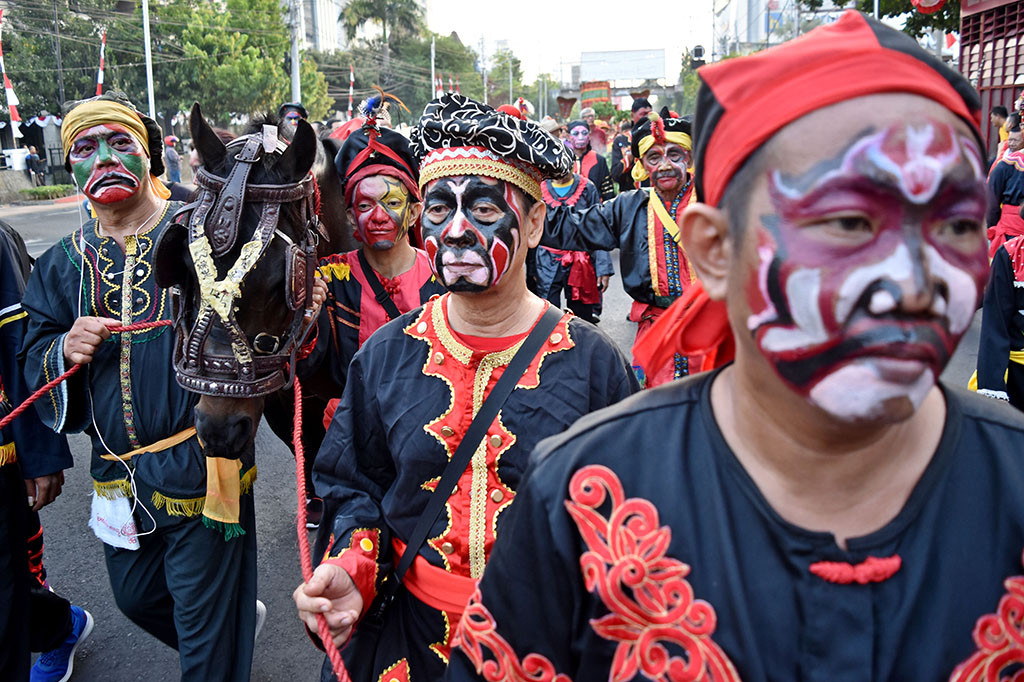 Sejumlah warga etnis Tionghoa berkostum Bhe Kun (pengawal kuda) mengikuti kirab Peringatan Kedatangan Laksamana Cheng Ho ke-613 di Jalan Pemuda, Semarang, Jawa Tengah.