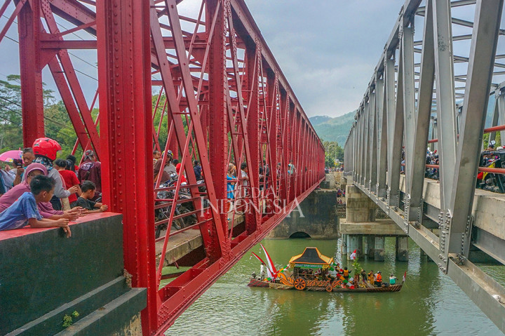 Warga antusias melihat karnaval perahu hias yang dilaksanakan di Sungai Serayu, Banyumas, Jawa Tengah. 