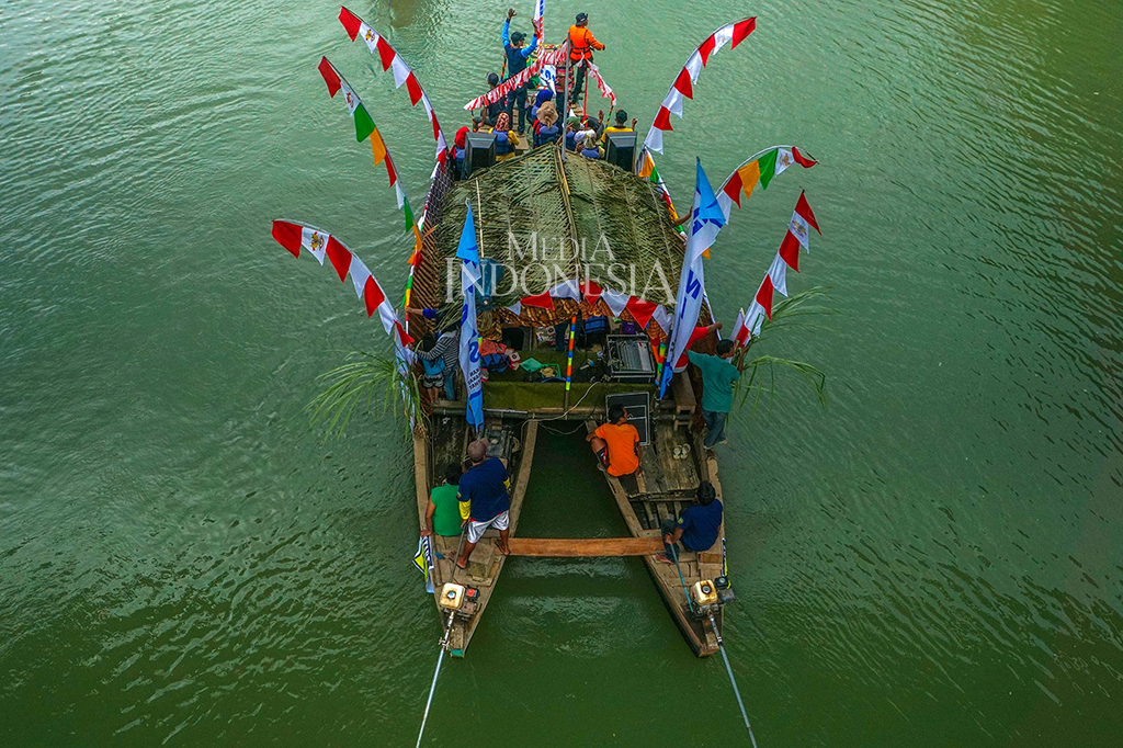 Karnaval perahu tersebut merupakan bagian dari kegiatan Festival Serayu 2018 yang diikuti oleh organisasi pemerintahan daerah (OPD), organisasi masyarakat, dan lainnya. Selain karnaval perahu hias, festival juga diisi dengan kegiatan lomba adu cepat perahu pasir.