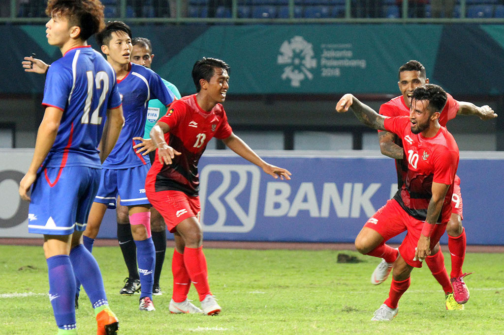 Selebrasi Gol Ketiga Oleh Stefano Lilipay (10) pada pertandingan babak kedua antara Taiwan melawan Indonesia pada pertandingan Grup A Asian Games ke-18 di Stadion Patriot, Bekasi. INASGOC/Ary Kristianto