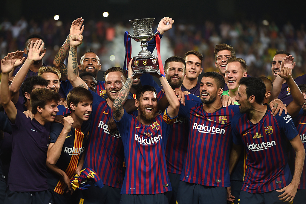 Pemain Barcelona melakukan selebrasi meraih trofi pertamanya di musim ini pada ajang Piala Super Spanyol di Stade de Tanger, Tangier, Maroko. 