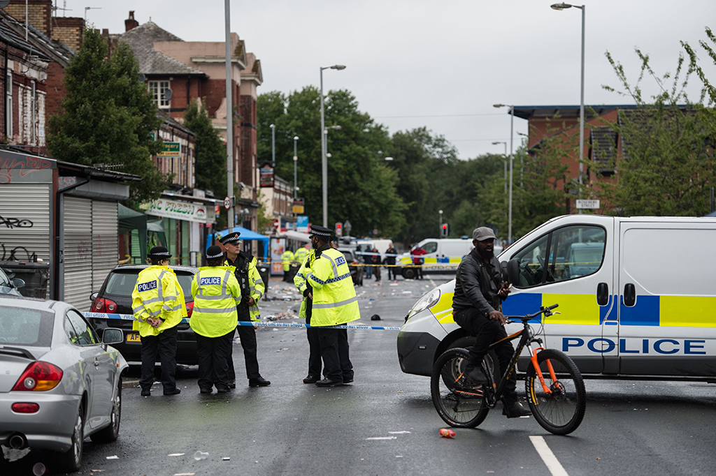 Sembilan orang dilarikan ke rumah sakit, termasuk dua anak-anak dengan luka tipe-pellet yang tidak diyakini serius. Sedangkan satu orang lagi tidak dilarikan ke RS. Menurut polisi, ia dalam kondisi stabil.