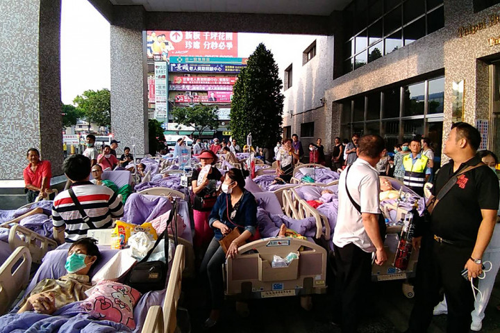 Tayangan media-media lokal menunjukkan para pasien dievakuasi keluar gedung dengan menggunakan ranjang-ranjang rumah sakit. Sedang para petugas medis mengevakuasi pasien lainnya dengan tandu dan langsung memasukkannya ke dalam ambulans. Afp Photo/CNA Photo