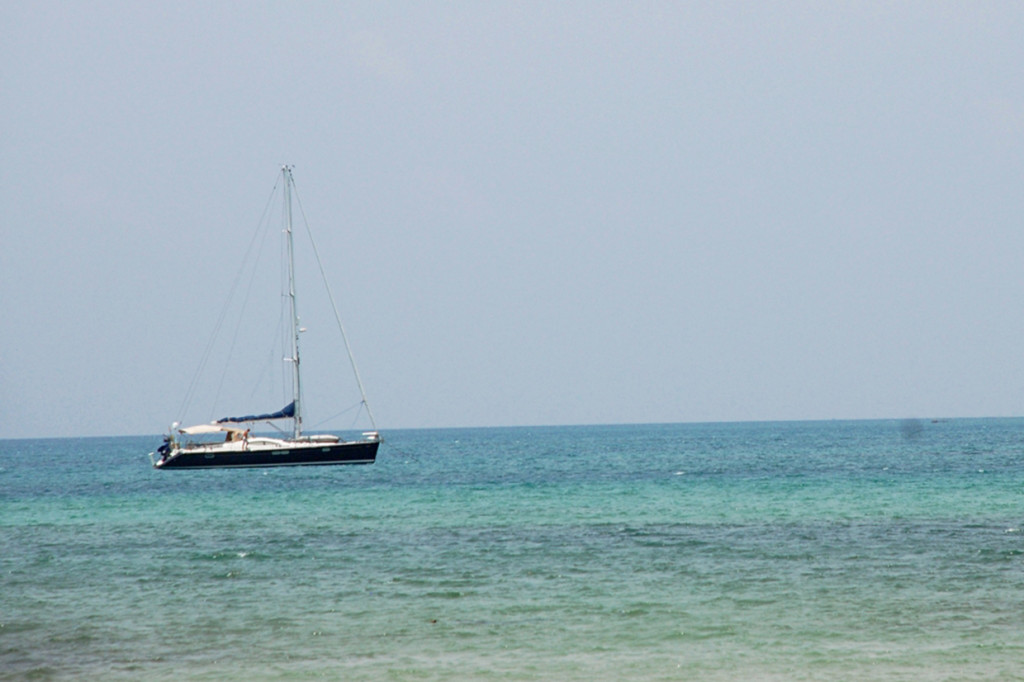 Beragam spot wisata alam berlokoasi tak jauh dari ibu kota Kabupaten Natuna, Kota Ranai yang berada di Pulau Bunguran. 