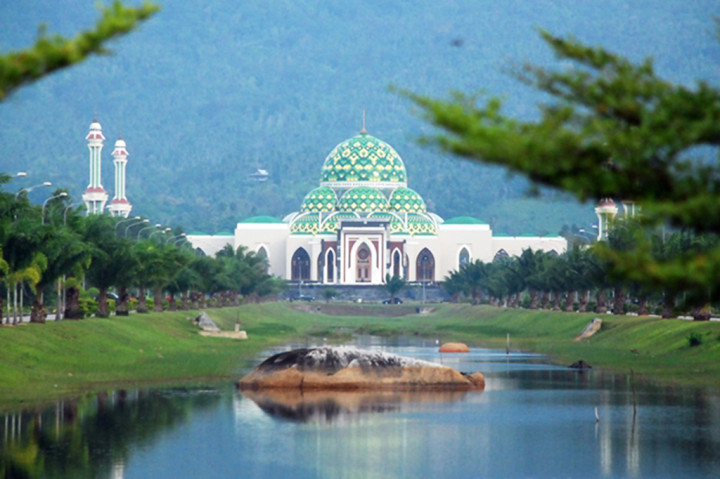 Suasana areal Masjid Agung Natuna.