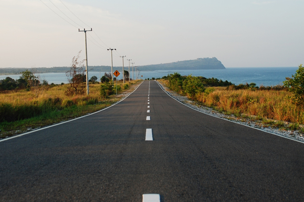 Sayangnya, Natuna baru satu dekade terakhir diperhatikan karena geografis yang berada di zona terluar dan dikelilingi Laut Cina Selatan. Dari komunikasi misalnya, tulang punggung (backbone) jaringan Palapa Ring Barat yang digelar BAKTI sudah membantu kualitas telekomunikasi di Natuna.
