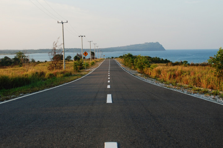 Sayangnya, Natuna baru satu dekade terakhir diperhatikan karena geografis yang berada di zona terluar dan dikelilingi Laut Cina Selatan. Dari komunikasi misalnya, tulang punggung (backbone) jaringan Palapa Ring Barat yang digelar BAKTI sudah membantu kualitas telekomunikasi di Natuna.