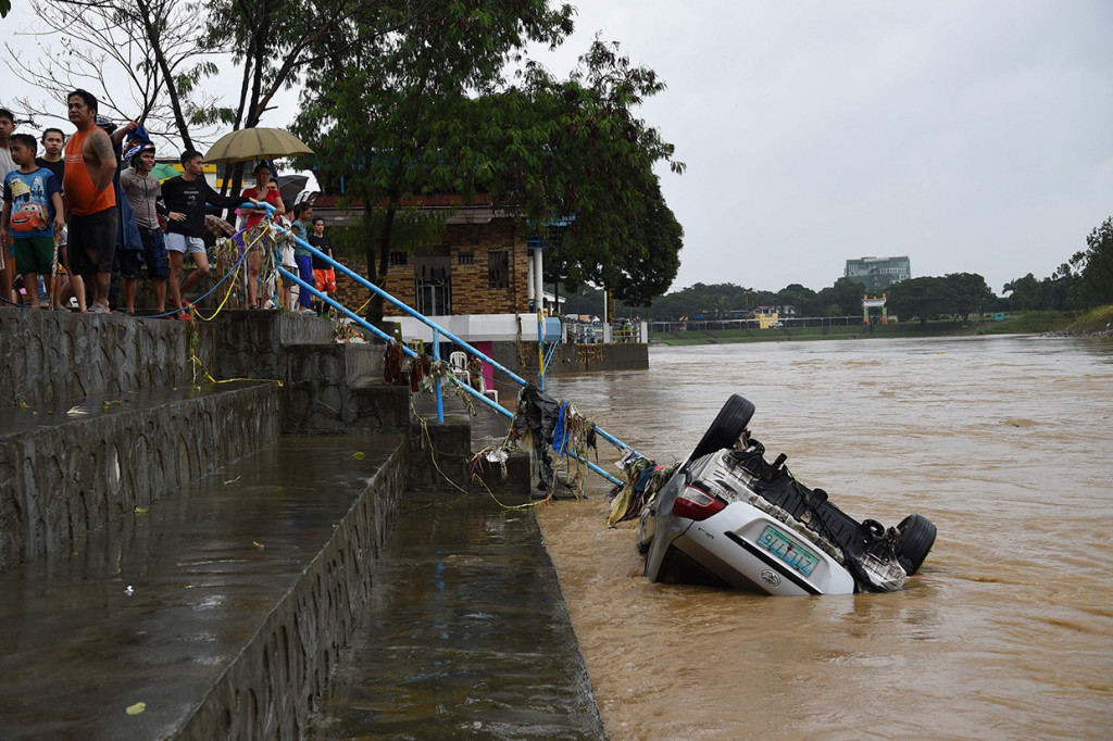 Jasa transportasi kereta api dihentikan dan sejumlah sekolah di Manila ditutup. Di provinsi Cavite dekat Manila, sebuah jembatan yang digunakan sebagai jalan pintas menuju area wisata roboh. Afp Photo/Ted Aljibe