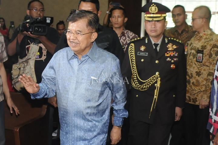 Wakil Presiden Jusuf Kalla hadiri sidang lanjutan Peninjauan Kembali (PK) eks Menteri ESDM Jero Wacik. JK mengenakan kemeja biru muda didampingi ajudan dan staf Wapres.