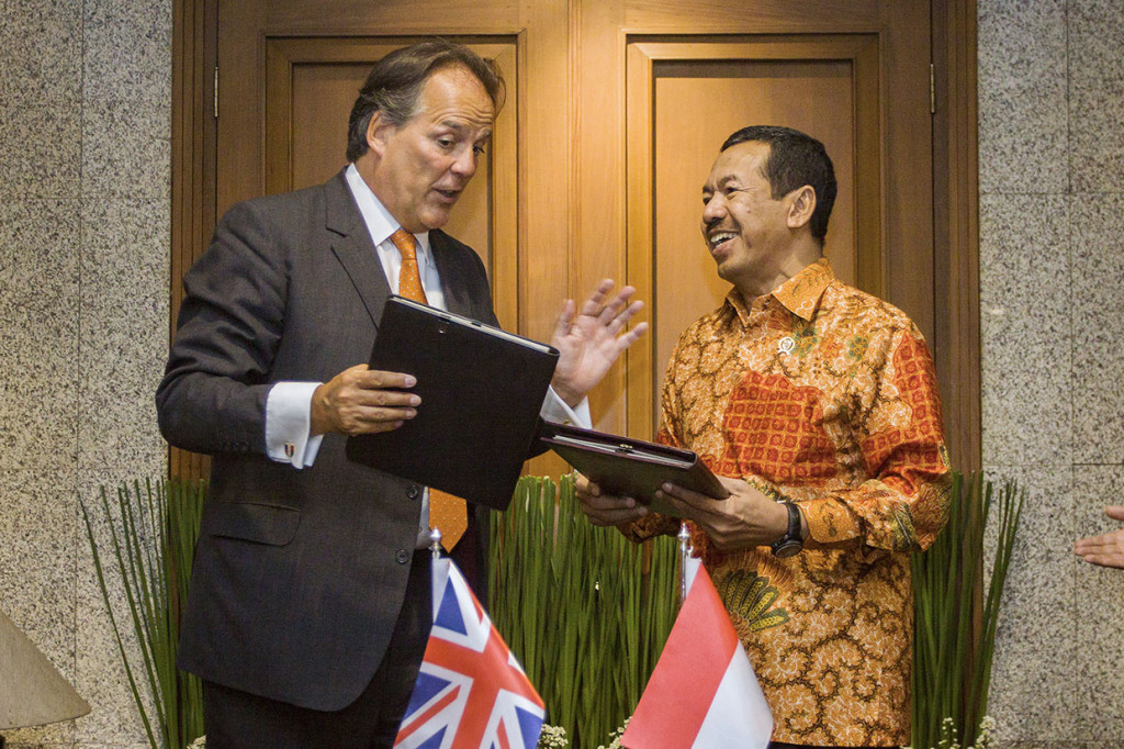 Menteri Muda Urusan Asia Pasifik Kemlu Inggris Y.M Mark Field (kiri) dan Kepala Badan Siber dan Sandi Negara RI Djoko Setiadi (kanan) menandatangani perjanjian kerja sama di Kementerian Luar Negeri, Jakarta.