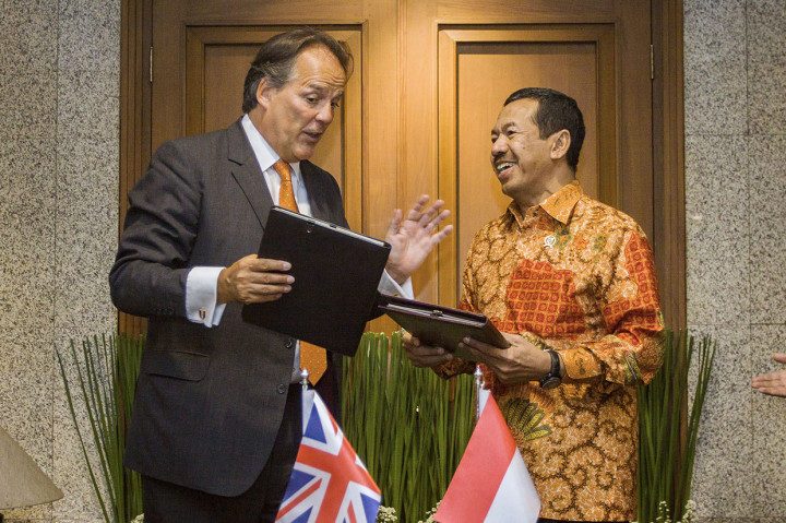 Menteri Muda Urusan Asia Pasifik Kemlu Inggris Y.M Mark Field (kiri) dan Kepala Badan Siber dan Sandi Negara RI Djoko Setiadi (kanan) menandatangani perjanjian kerja sama di Kementerian Luar Negeri, Jakarta.