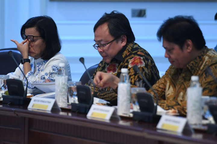 Menteri Keuangan Sri Mulyani (kiri) bersama Menteri PPN/Kepala Bappenas Bambang Brodjonegoro (tengah) dan Menteri Perindustrian Airlangga Hartarto (kanan) mengikuti rapat terbatas terkait strategi kebijakan memperkuat cadangan devisa di Kantor Presiden, Jakarta.