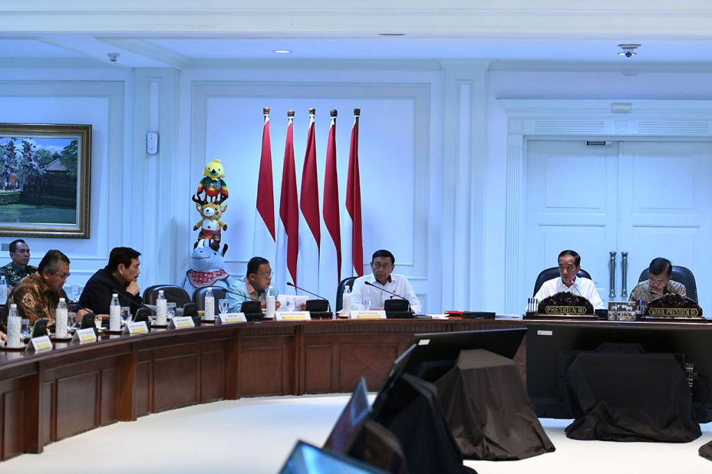 Oleh karena itu, Jokowi meminta kepada menteri kabinet kerja untuk memaparkan perkembangan terkini penerapan strategi kebijakan memperkuat cadangan devisa yang sudah diimplementasikan.