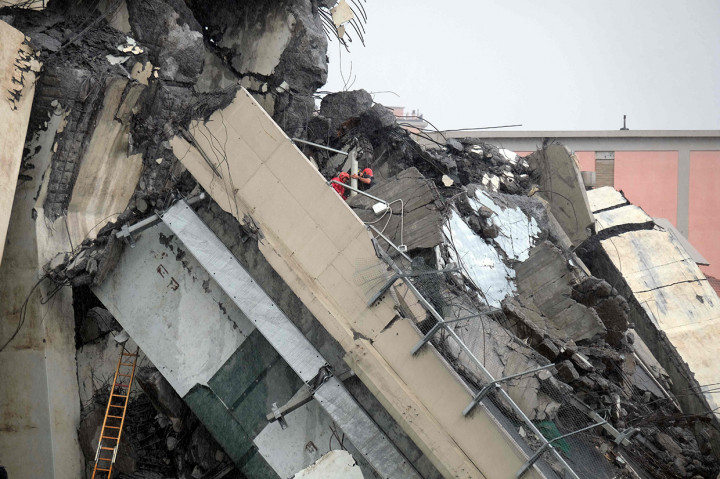 Jembatan yang melewati sungai, jalanan, rel kereta dan beberapa gedung itu, dibangun pada 1960-an dan sempat direkonstruksi pada 2016.