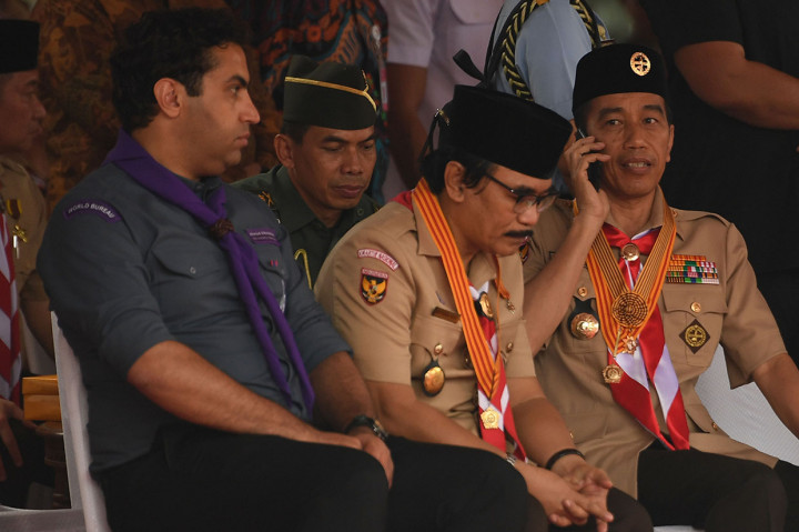 Presiden Joko Widodo didampingi Ketua Kwartir Nasional Gerakan Pramuka Adhiyaksa Dault saat menghadiri upacara peringatan HUT ke-57 Pramuka di Bumi Perkemahan Cibubur, Jakarta Timur.