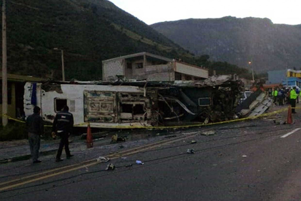 Kecelakaan berawal saat bus melaju di sepanjang jalan raya sekitar 30 km timur Quito, kemudian menabrak kendaraan segala medan dan terbalik, menimpa tiga rumah di sisi jala.