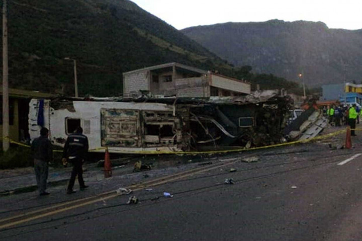 Kecelakaan berawal saat bus melaju di sepanjang jalan raya sekitar 30 km timur Quito, kemudian menabrak kendaraan segala medan dan terbalik, menimpa tiga rumah di sisi jala.
