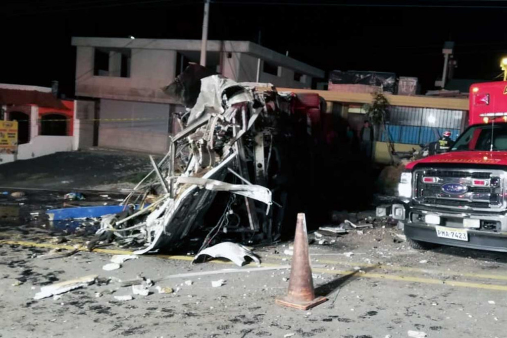 Tiga warga Ekuador yang berada di kendaraan segala medan termasuk di antara yang tewas. Petugas tengah menyelidiki penyebab kecelakaan tersebut.