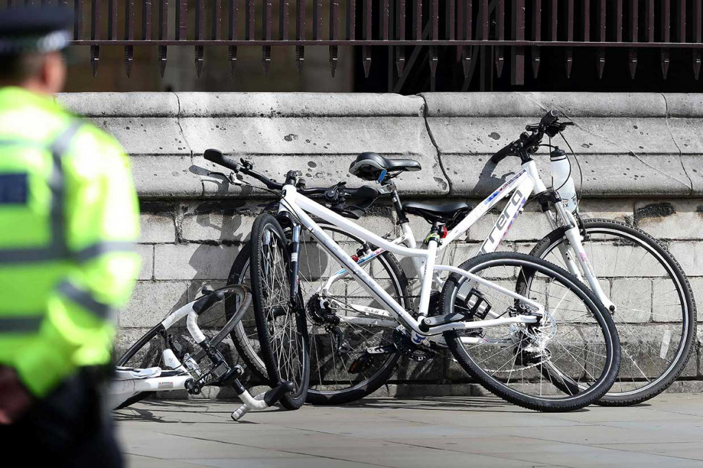 Polisi mengatakan sebuah mobil Ford Fiesta warna perak yang dikemudian seorang pria melintasi para pengendara sepeda dan pejalan kaki pada pagi hari yang sibuk sebelum menabrak penghalang di depan Gedung Parlemen pada pukul 0637 GMT (13.37 WIB). Akibatnya, sejumlah pejalan kaki menjadi korban dan menderita luka-luka karena terserempat dan tertabrak.