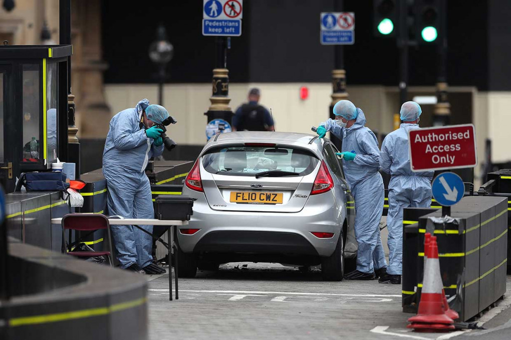 Kepolisian Inggris menyatakan telah menangkap mengemudi mobil yaitu seorang pria yang berusia 20-an. Pria tersebut kini ditahan dengan tuduhan dugaan melakukan serangan teror.