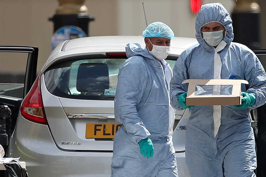 BBC, yang mengutip sumber-sumber yang tak disebutkan namanya, mengatakan pria itu berasal dari kawasan Birmingham, Inggris tengah, dan sementara tak dikenal oleh lembaga mata-mata M15 atau jejaring kontra terorisme Inggris, tetapi polisi mengenalinya.