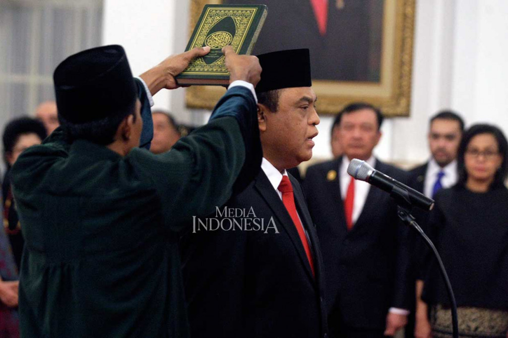 Komjen Syafruddin mengucapkan sumpah saat dilantik Presiden Joko Widodo di Istana Negara, Jakarta, Rabu, 15 Agustus 2018. 