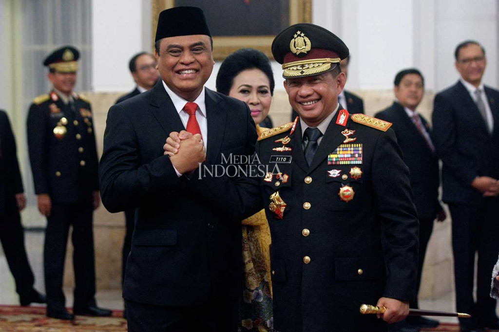 Kapolri Jenderal Tito Karnavian memberikan ucapan selamat kepada Komjen Syafruddin dan istri seusai upacara pelantikan di Istana Negara, Jakarta.