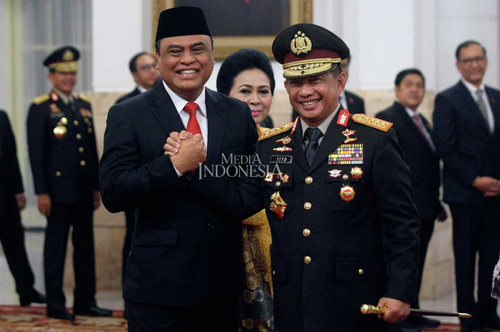 Kapolri Jenderal Tito Karnavian memberikan ucapan selamat kepada Komjen Syafruddin dan istri seusai upacara pelantikan di Istana Negara, Jakarta.
