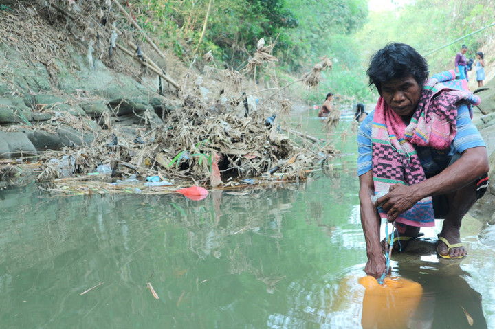 Seorang warga sedang mengambil air di Kali Cihoe, Desa Ridogalih, Cibarusah, Kabupaten Bekasi, Jawa Barat, Rabu, 15 Agustus 2018, untuk kebutuhan sehari-hari. Medcom.id/Antonio