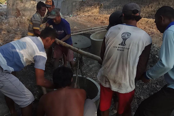 Warga membuat sumur di tengah sungai di Desa Kamal, Kecamatan Larangan, Kabupaten Brebes, Jawa Tengah, Medcom.id/Kuntoro Tayubi
