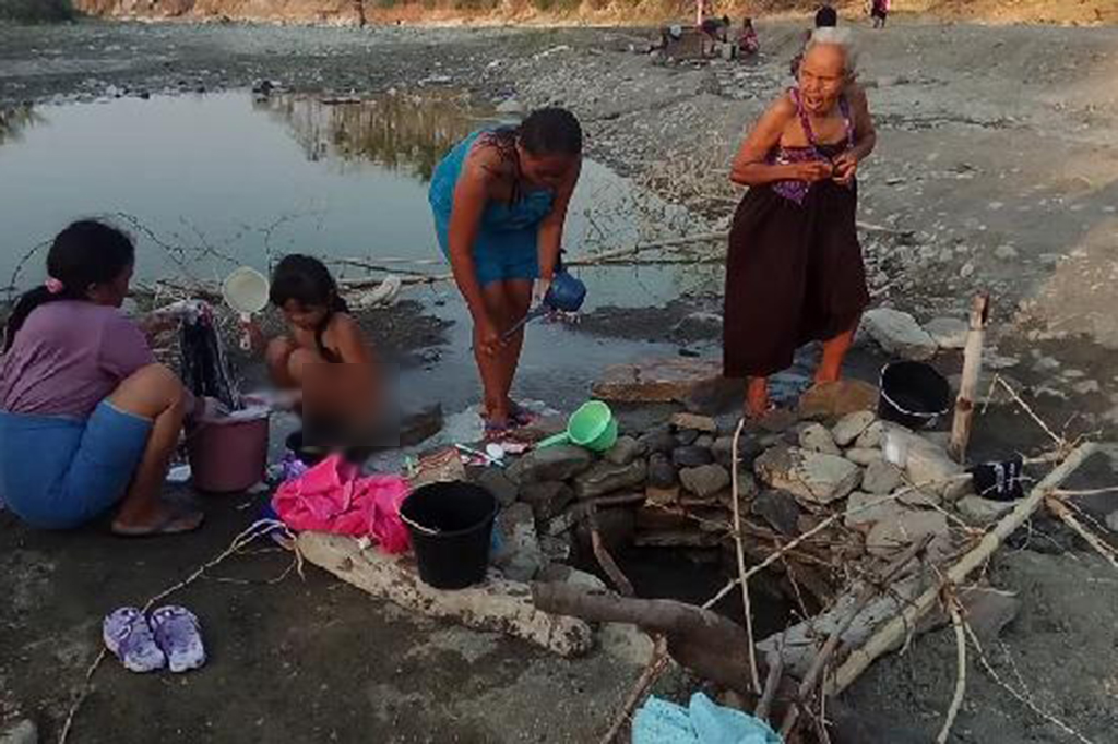 Lantaran kekeringan, warga Desa Kamal, Kecamatan Larangan, Kabupaten Brebes, Jawa Tengah, mandi dan mencuci di sungai setempat yang sudah mengering, Medcom.id/Kuntoro