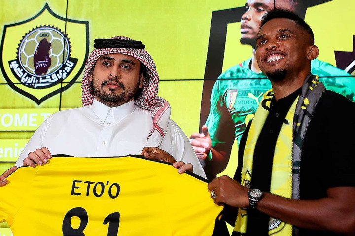 Samuel Eto'o berfoto bersama Presiden Klub Qatar Sports Club Sheikh Jassim bin Hamad bin Nasser al-Thani saat menghadiri konferensi pres di Doha, Qatar, Selasa, 14 Agustus 2018.