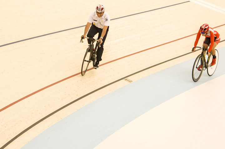 Gubernur DKI Jakarta Anies Baswedan menjajal lintasan Jakarta International Velodrome saat melakukan persemian velodrome yang akan digunakan lokasi pertandingan Asian Games 2018.