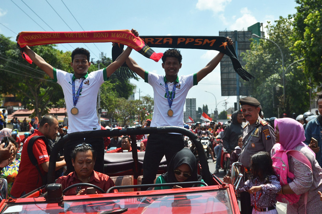 Ribuan warga menyambut kembar Bagas-Bagus sebagai pahlawan olah raga yang telah membawa Timnas U-16 menjadi juara piala AFF. Antara Foto/Anis Efizudin