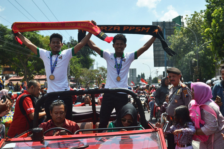 Ribuan warga menyambut kembar Bagas-Bagus sebagai pahlawan olah raga yang telah membawa Timnas U-16 menjadi juara piala AFF. Antara Foto/Anis Efizudin