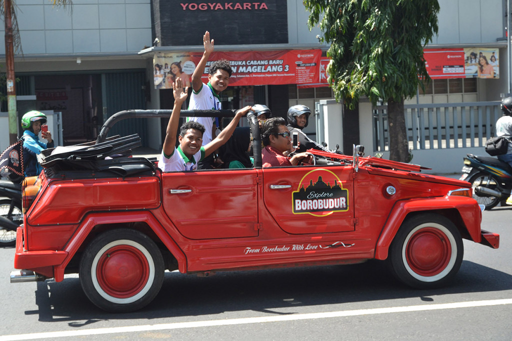 Pemain sepak bola kembar Timnas U16 Bagas Kaffa (kiri) dan Bagus Kaffi (kanan) menyapa warga saat dikirab keliling Kota Magelang, Jawa Tengah. Antara Foto/Anis Efizudin