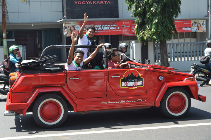 Pemain sepak bola kembar Timnas U16 Bagas Kaffa (kiri) dan Bagus Kaffi (kanan) menyapa warga saat dikirab keliling Kota Magelang, Jawa Tengah. Antara Foto/Anis Efizudin