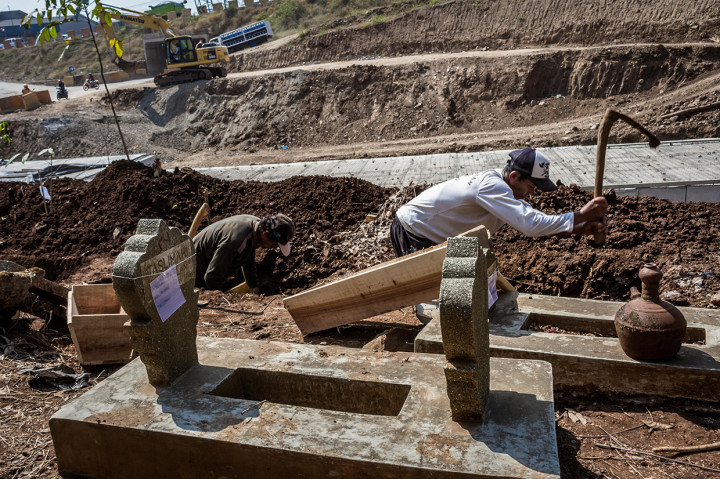 Pekerja menggali makam saat proses relokasi di Tempat Pemakaman Umum (TPU) Klampisan, Desa Purwoyoso, Ngaliyan, Semarang, Jawa Tengah.