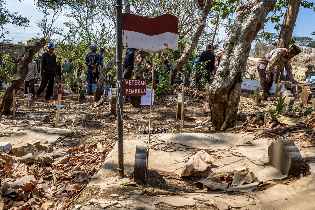 Warga meninjau makam keluarganya saat proses relokasi di Tempat Pemakaman Umum (TPU) Klampisan, Desa Purwoyoso, Ngaliyan, Semarang, Jawa Tengah.