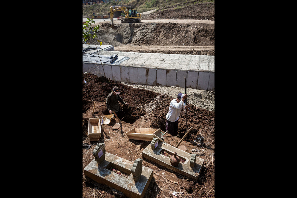 Sekitar 1.100 makam di TPU yang terdampak proyek jalan Tol Semarang-Batang itu direlokasi ke tempat yang tidak terdampak di desa tersebut dengan target pemindahan selama sepuluh hari.