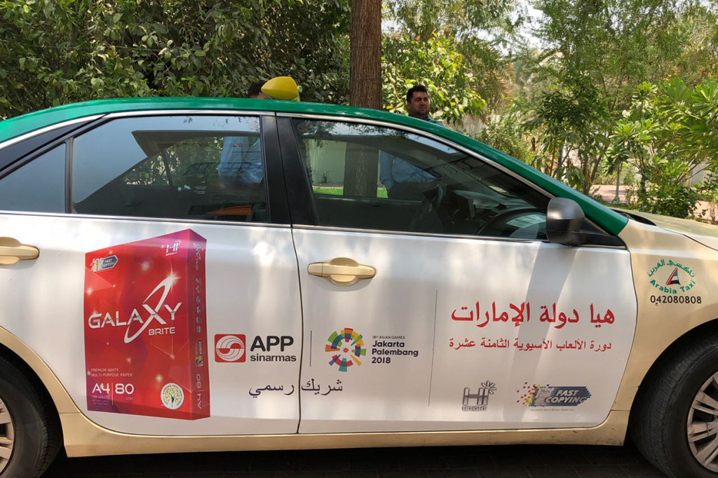 Pemasangan logo tersebut ternyata merupakan bagian dari kerja sama antara Asia Pulp and Paper (APP), salah satu perusahaan bubur kertas dan kertas terbesar di dunia, dengan perusahaan Arabia Taxi.
