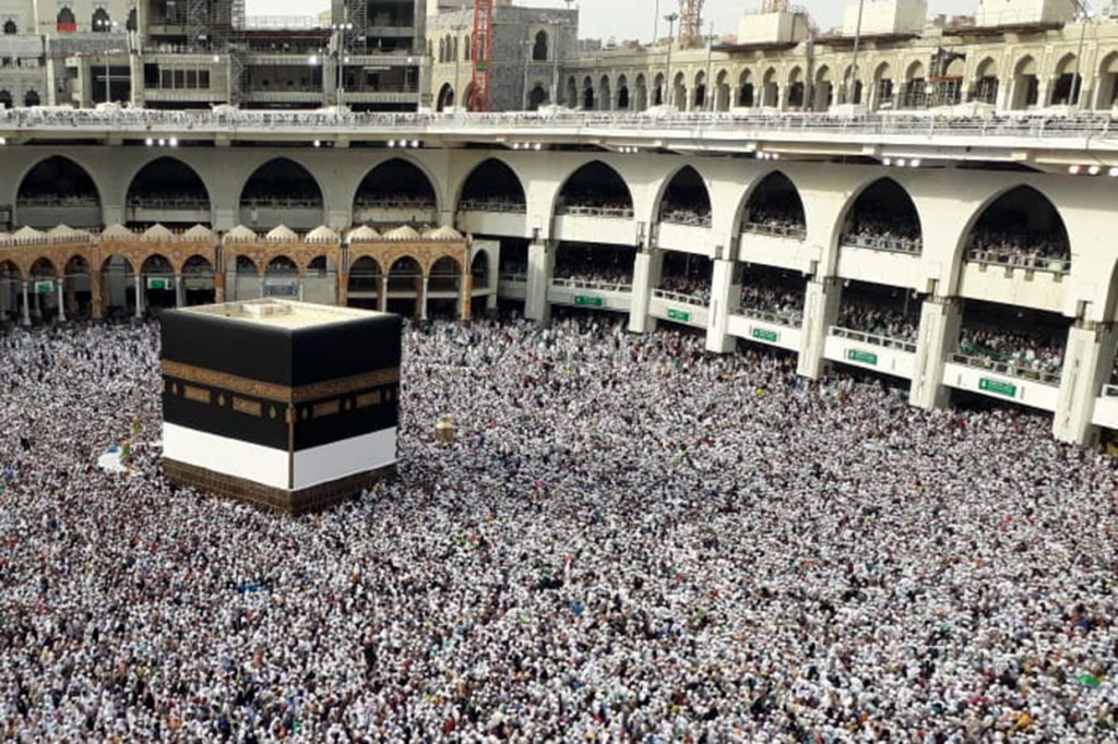 Tawaf adalah kegiatan mengelilingi Ka'bah sebanyak tujuh kali.  Tawaf adalah salah satu amal ibadah yang dilakukan oleh Muslim pada saat melaksanakan haji dan umrah.