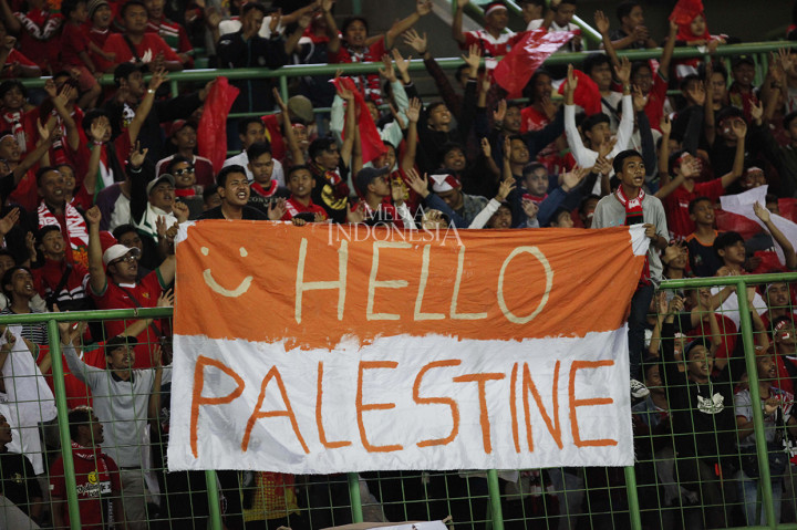 Suporter Indonesia ketika menonton pertandingan Indonesia U-23 melawan Palestina pada laga penyisihan Grup A Asian Games 2018 di Stadion Patriot Candrabhaga, Bekasi. MI/Rommy Pujianto