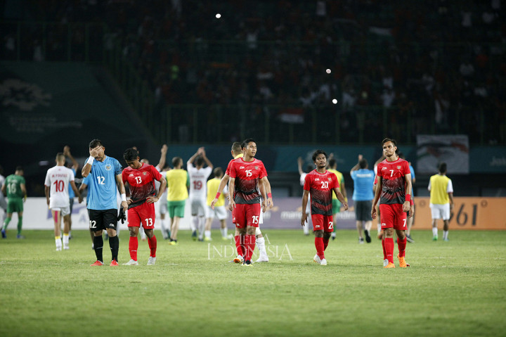Ekspresi para pemain Indonesia U-23 seusai bertanding melawan Palestina pada laga penyisihan Grup A Asian Games 2018 di Stadion Patriot Candrabhaga, Bekasi. Indonesia dipaksa menyerah oleh Palestina dengan skor 1-2. MI/Rommy Pujianto
