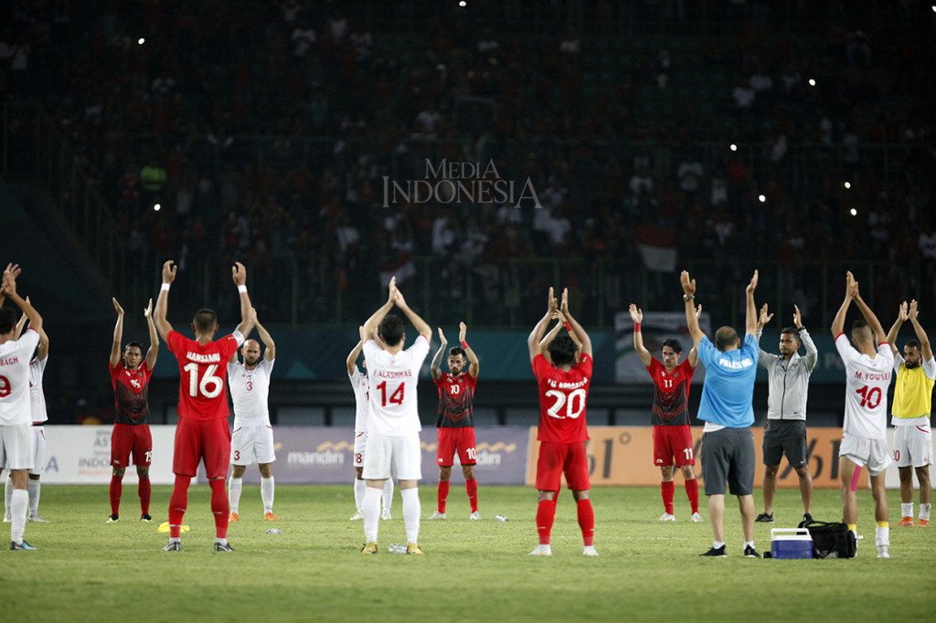 Para pemain Indonesia U-23 dan Palestina menyapa para pendukung kedua tim seusai bertanding pada laga penyisihan Grup A Asian Games 2018 di Stadion Patriot Candrabhaga, Bekasi. MI/Rommy Pujianto
