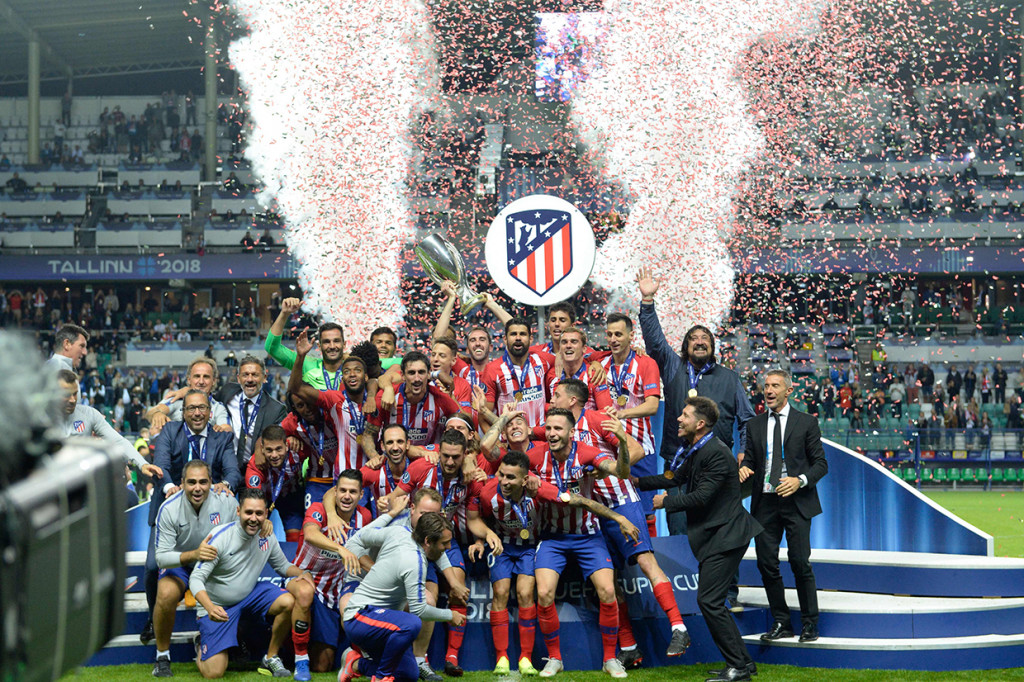 Para pemain Atletico Madrid merayakan gelar Piala Super Eropa seusai mengalahkan Real Madrid di Talinn. Afp Photo/Raigo Pajula