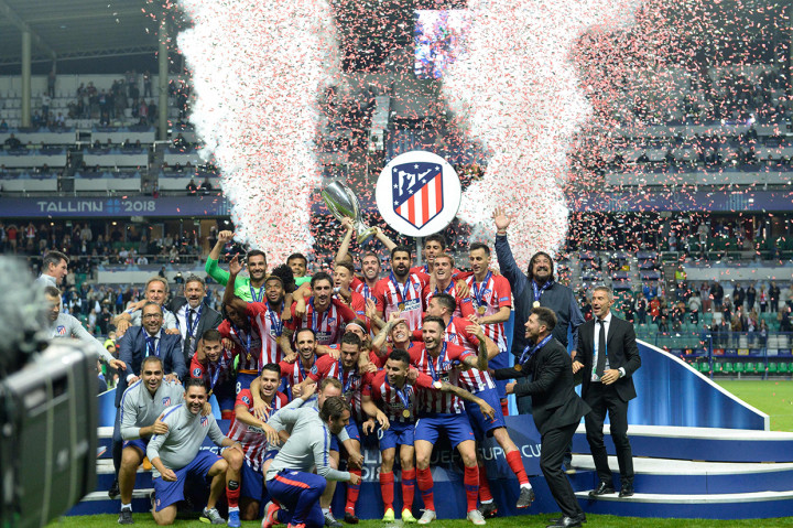 Para pemain Atletico Madrid merayakan gelar Piala Super Eropa seusai mengalahkan Real Madrid di Talinn. Afp Photo/Raigo Pajula