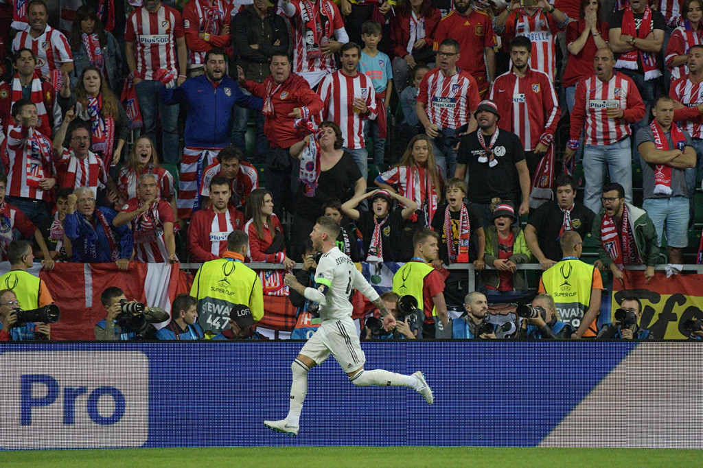 Pasukan Julen Lopetegui lantas mendapat penalti pada menit ke-62 setelah bek Atletico, Juanfran, menyentuh bola di kotak terlarang. Sergio Ramos sebagai eksekutor tanpa cela menjalankan tugasnya dan membuat Real Madrid unggul 2-1. Afp Photo/Raigo Pajula