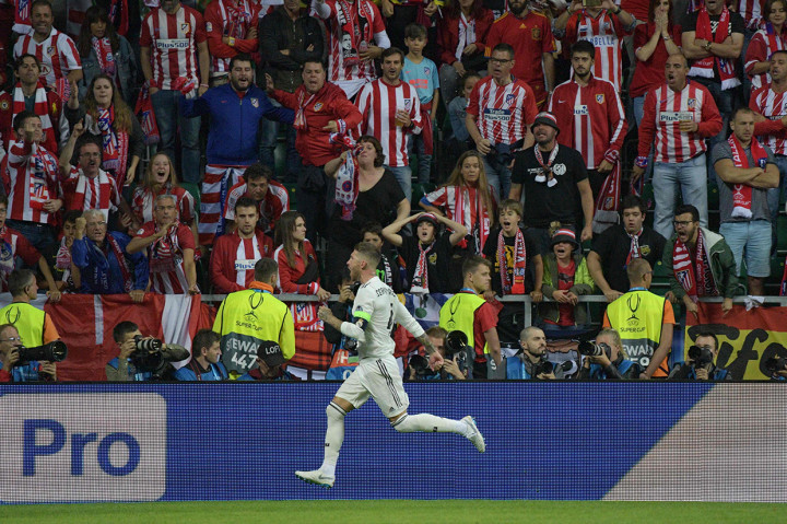 Pasukan Julen Lopetegui lantas mendapat penalti pada menit ke-62 setelah bek Atletico, Juanfran, menyentuh bola di kotak terlarang. Sergio Ramos sebagai eksekutor tanpa cela menjalankan tugasnya dan membuat Real Madrid unggul 2-1. Afp Photo/Raigo Pajula