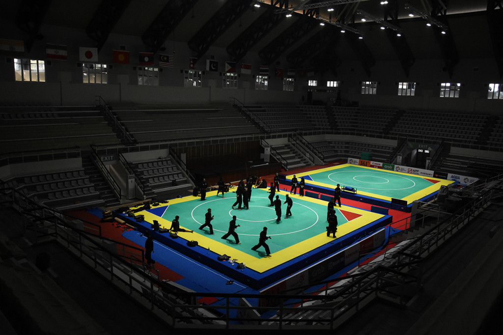 Silat atau Pencak Silat adalah seni beladiri asli Melayu yang diperkirakan menyebar di Kepulauan Indonesia sejak abad ke-7 Masehi. 